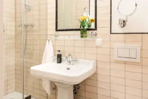 Badezimmer Badezimmer mit Spiegel und Waschbecken