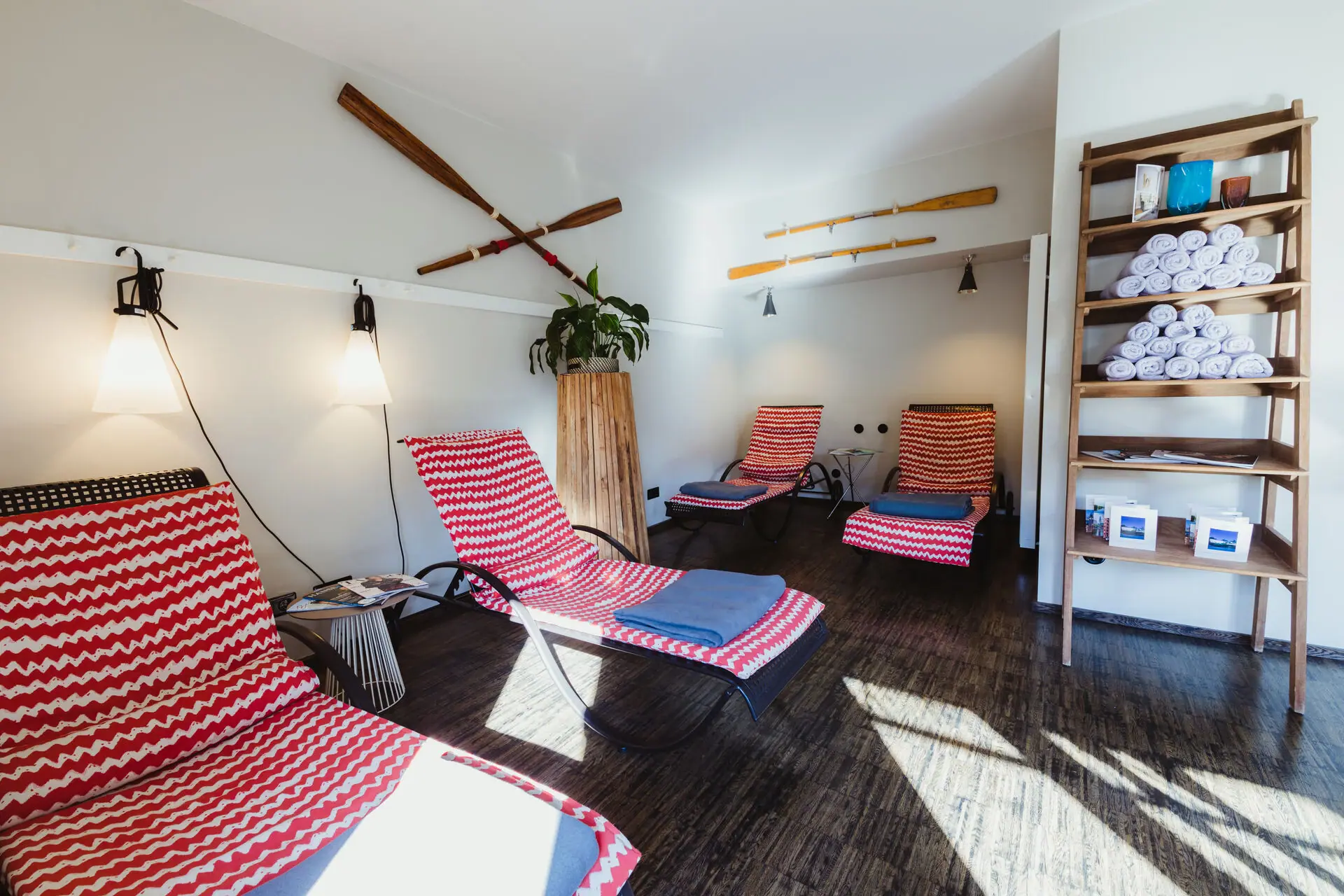 Liegen im Wellness-Bereich im HENRI Hamburg Ein Zimmer mit Stühlen und einem Regal.