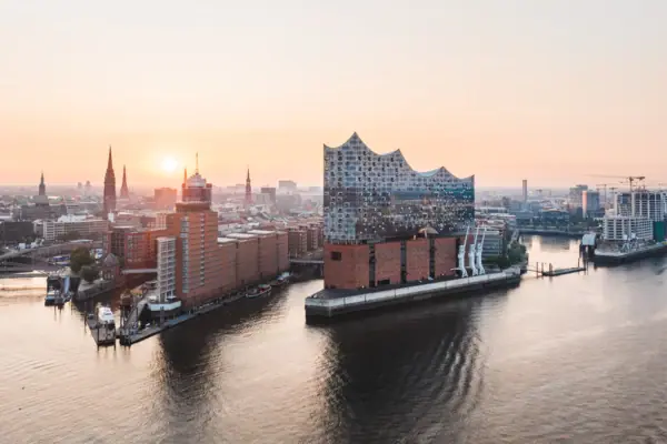 Skyline Hamburg Stadtansicht von Hamburg mit Wasserfläche und Gebäuden im Sonnenuntergang.