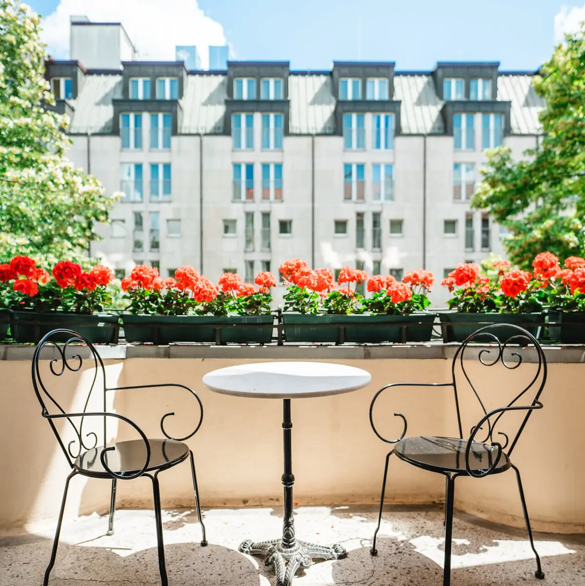 Frühling in Berlin Ein Tisch und Stühle auf einer Terrasse im Freien.
