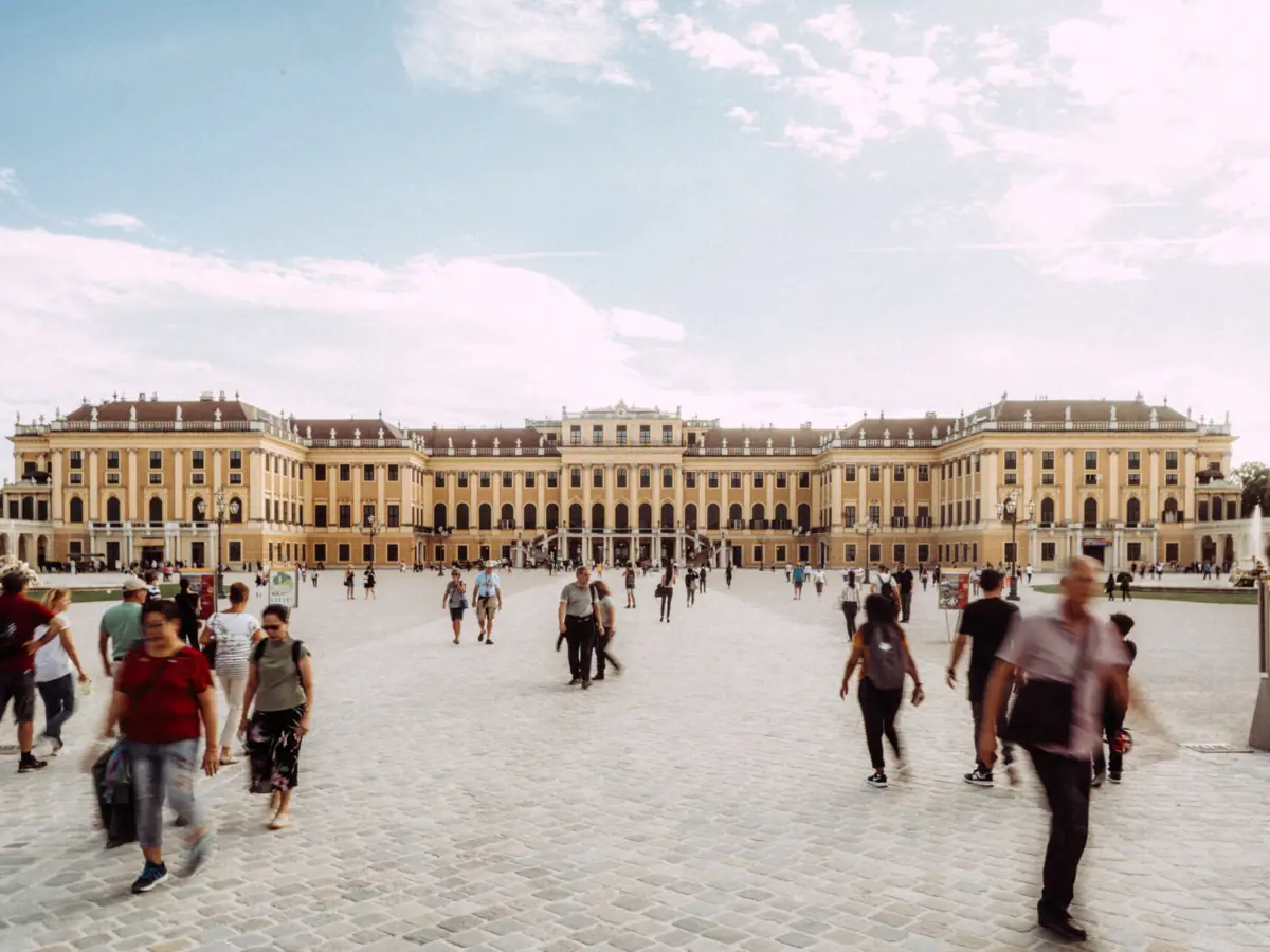 Schloss Schönbrunn Eine Gruppe von Menschen geht in einem Innenhof spazieren.