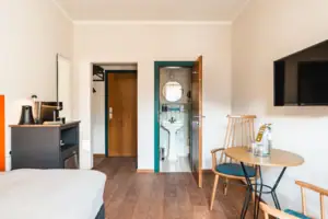 Zimmeransicht Ein Zimmer mit Waschbecken und Spiegel.