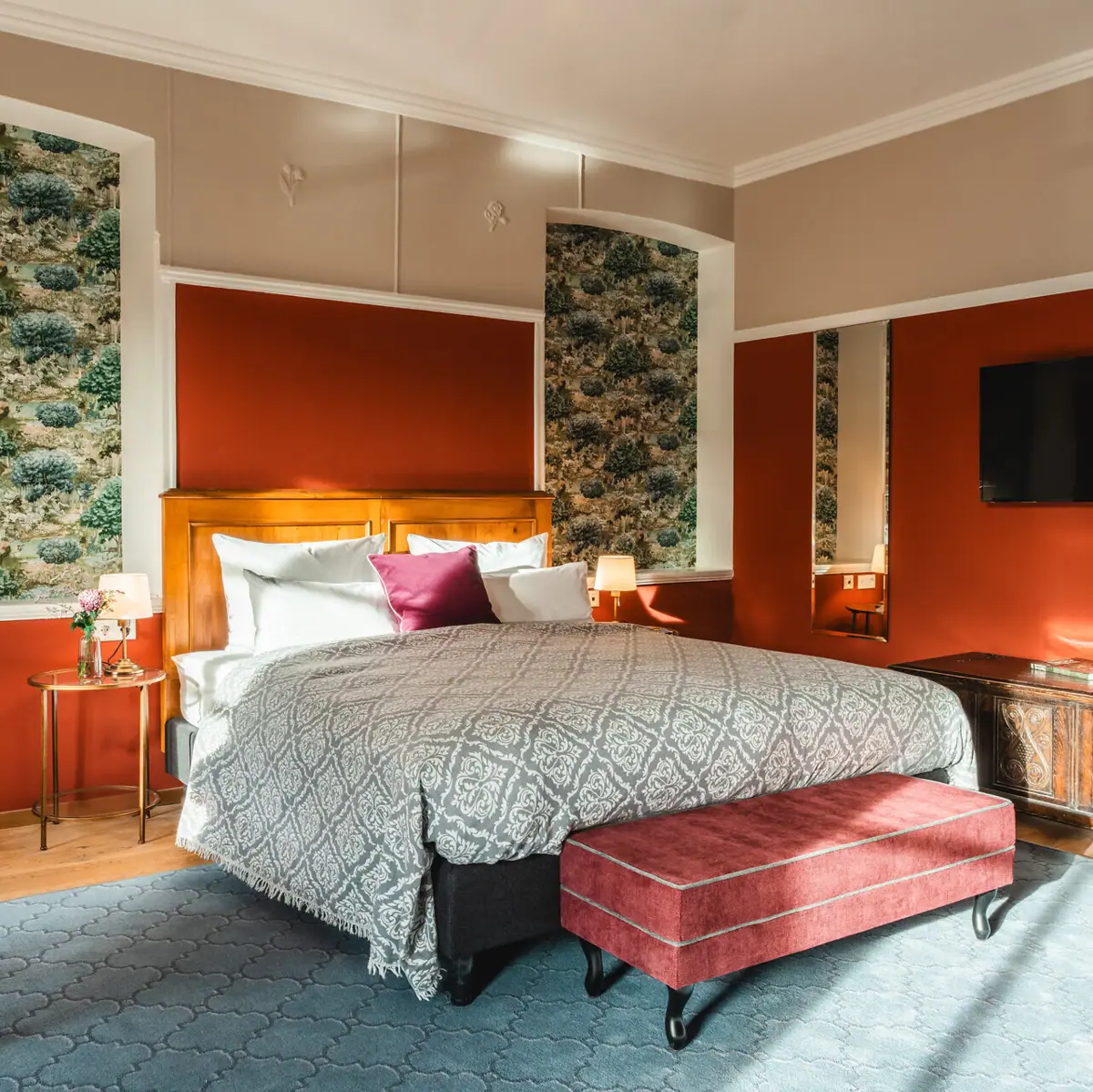 Salo im Haus Kaiser Schlafzimmer mit einem Bett und einem Fernseher.