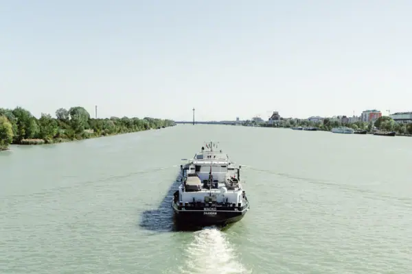 Donau Ein Boot auf einem Fluss.