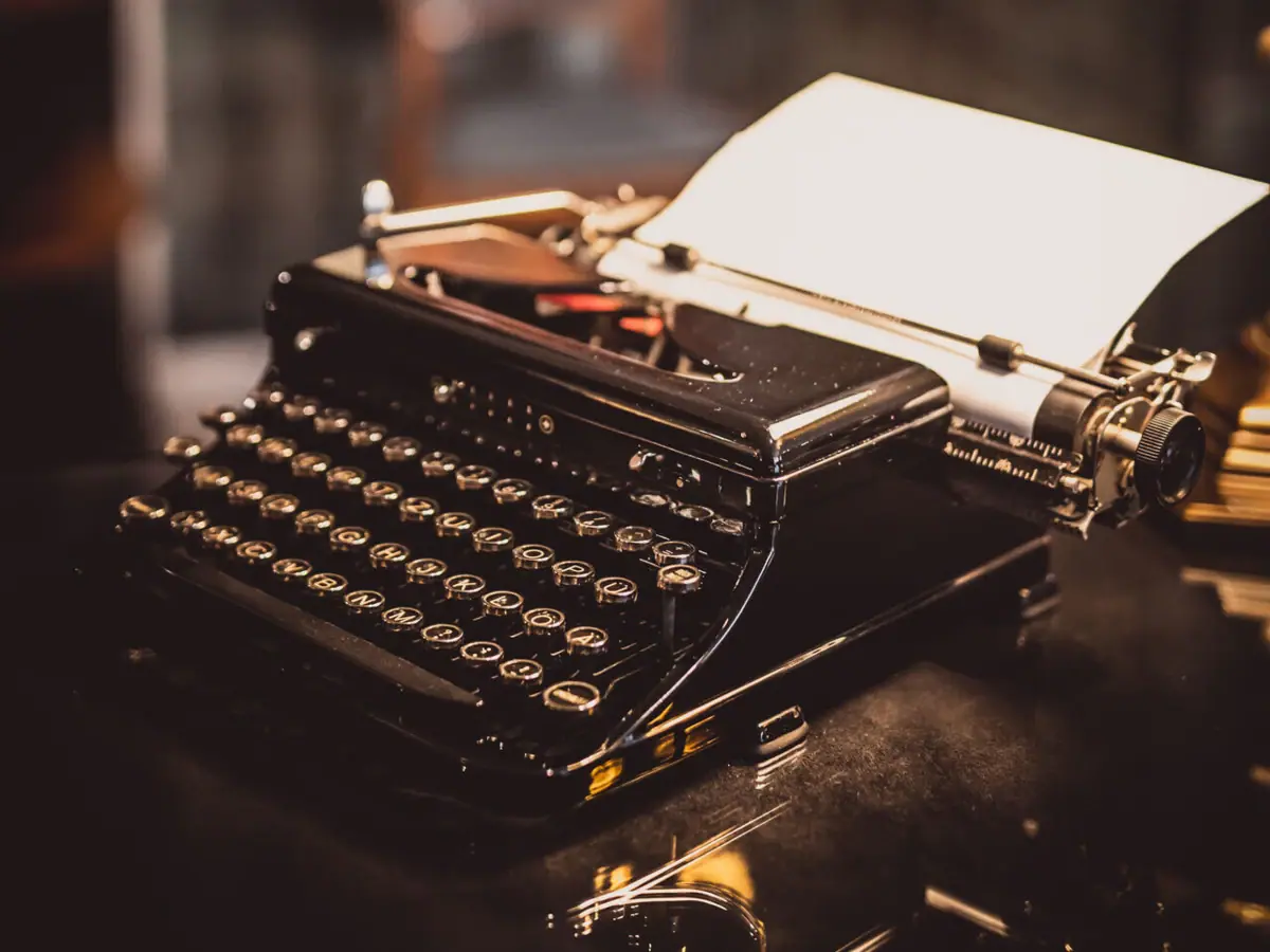 Schreibmaschine Schreibmaschine auf einem Tisch