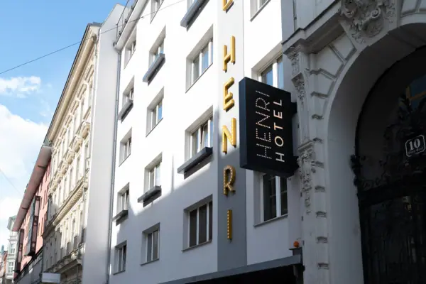 Wien Ein Schild an einem Gebäude.