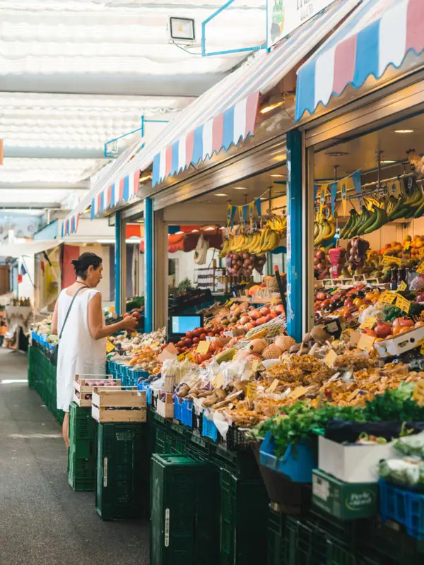 Düsseldorf Frau steht vor einem Obststand auf einem Markt.