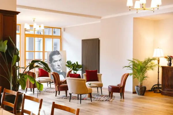 Ache Galerie 2 im HENRI Hotel Kitzbühel Ein Raum mit Stühlen und Pflanzen.