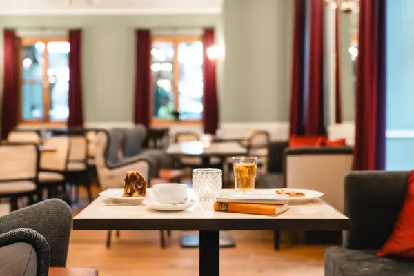 Spiegelsaal im HENRI Hotel Kitzbühel Ein Tisch mit verschiedenen Speisen darauf.