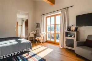 Zimmeransicht Schlafzimmer mit einem Fernseher und einem Bett.