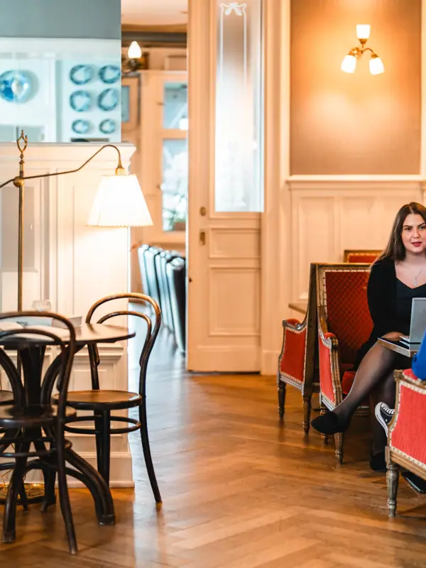 HENRI Berlin roter Salon Eine Gruppe von Frauen sitzt auf Stühlen.