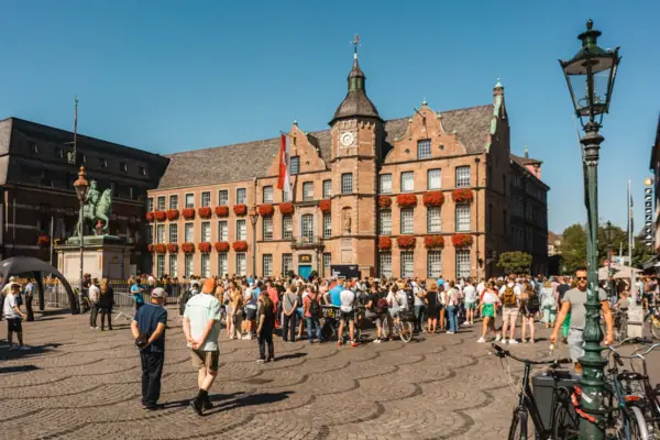Rathaus Düsseldorf Eine Gruppe von Menschen vor dem Rathaus in Düsseldorf.