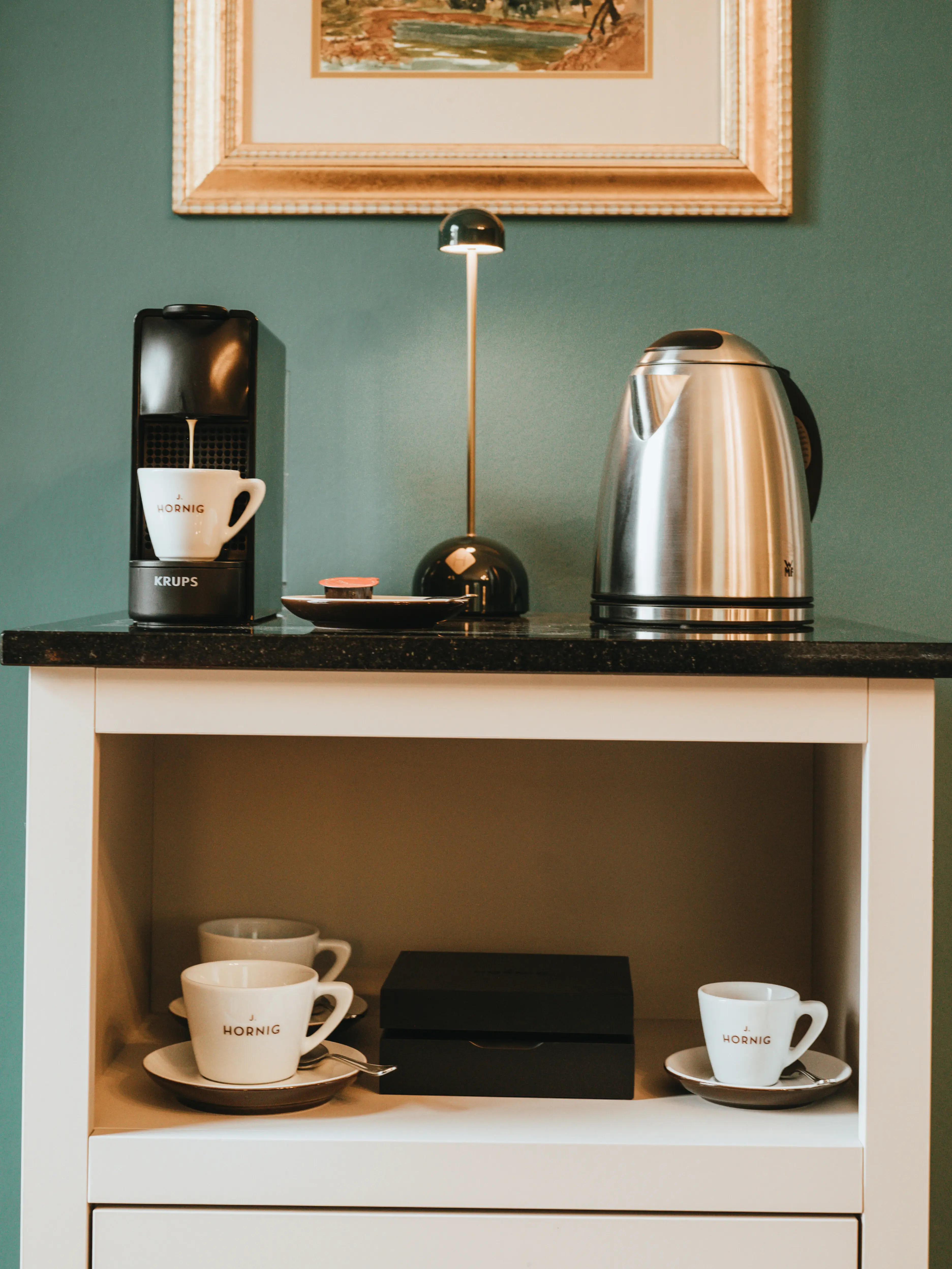 <p>Für den Kaffee am Morgen oder die Tea-Time am Nachmittag:</p><ul><li>Zimmerbar mit Kaffee- und Teestation sowie Kühlschrank</li></ul>