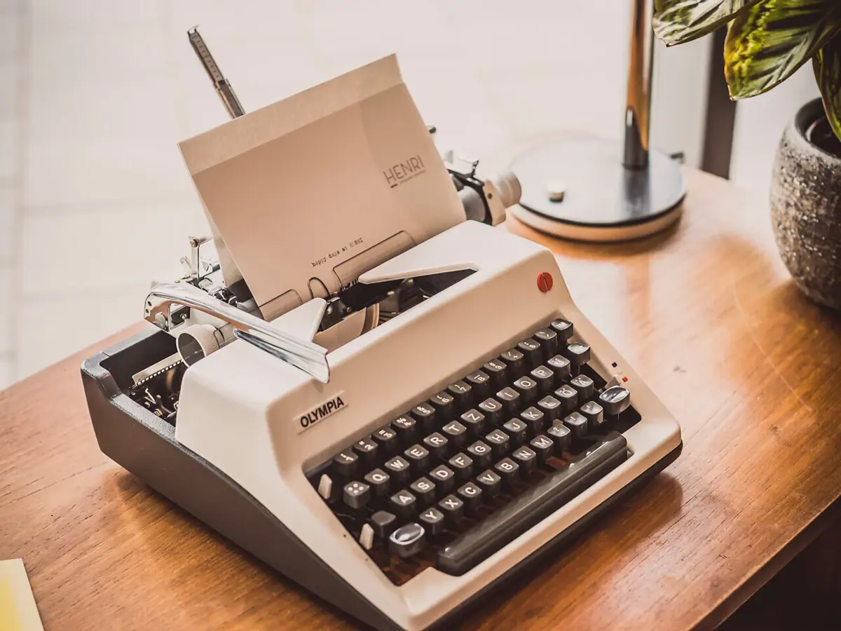 Schreibmaschine Schreibmaschine auf einem Schreibtisch