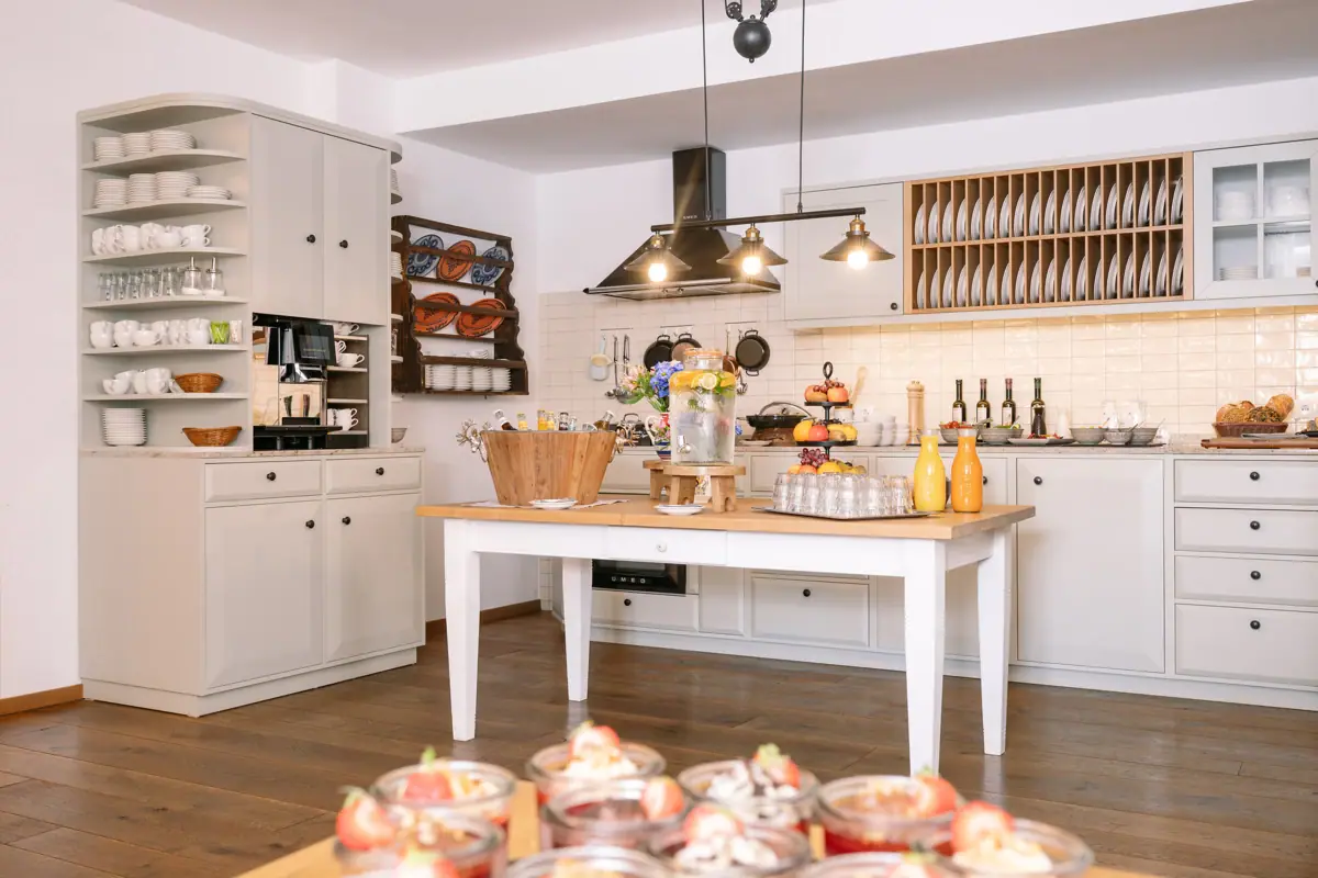 Hausküche im HENRI Kitzbühel Küche mit einem Tisch voller Speisen.