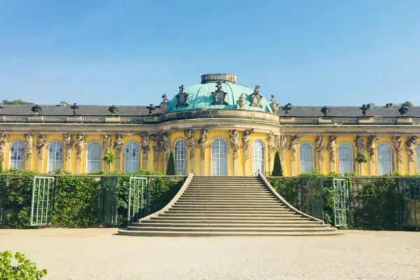 Potsdam Sanssouci-Palast Sanssouci-Palast mit Treppe im Vordergrund