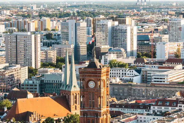 Berlin Mitte Großstadt mit einem Uhrturm im Vordergrund.