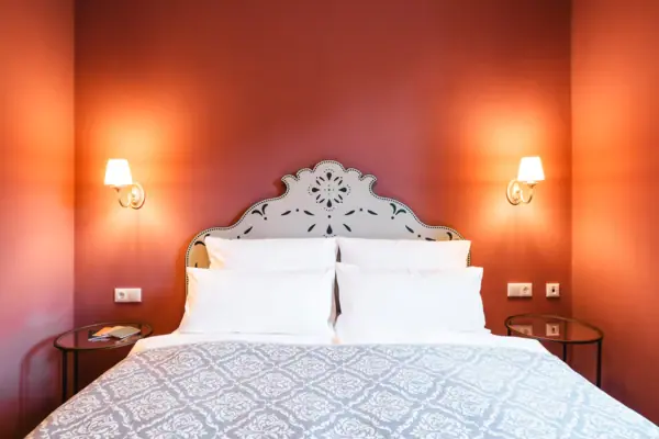 Schlafzimmer Bett mit Kissen und Wandlampe