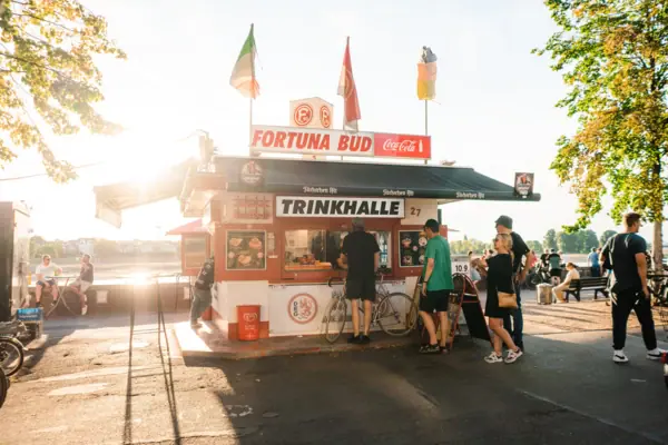 Fortuna Bude Die Fortuna Bude mit Menschen davor.