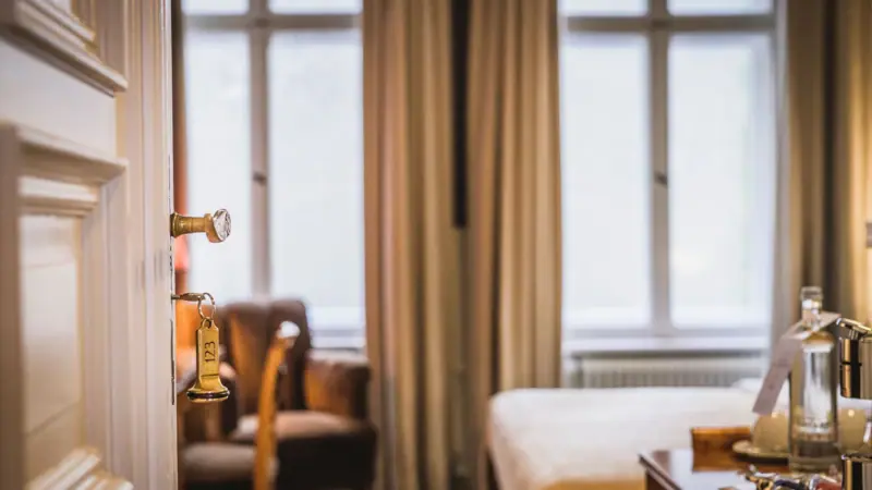 HENRI Berlin Zimmereingang Eine Tür mit einem Schlüssel im Schloss.