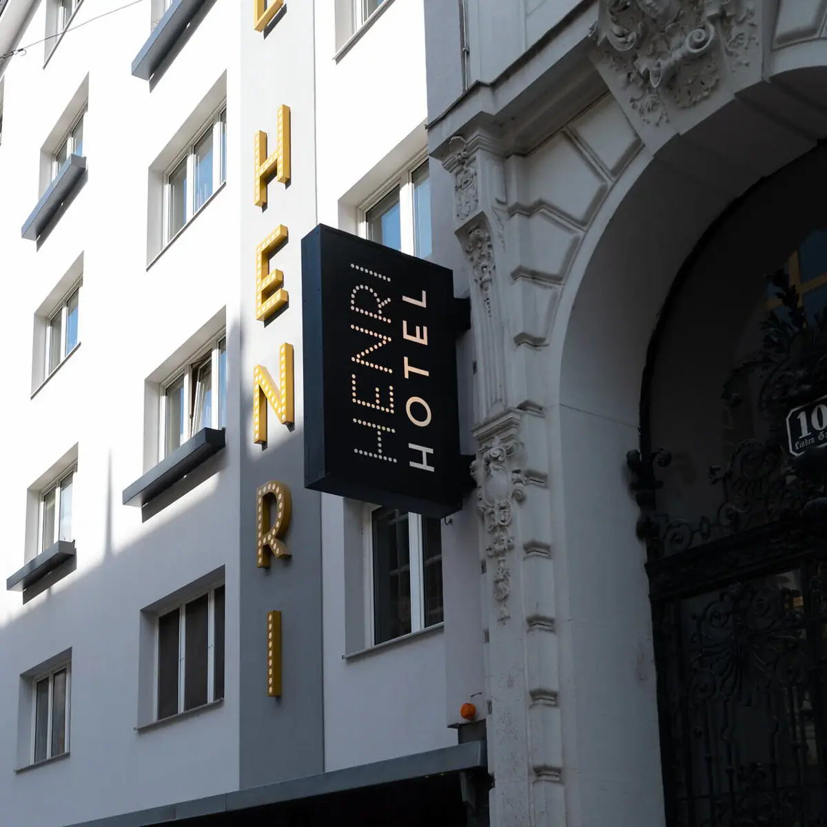 HENRI Wien Ein Schild an einem Gebäude.