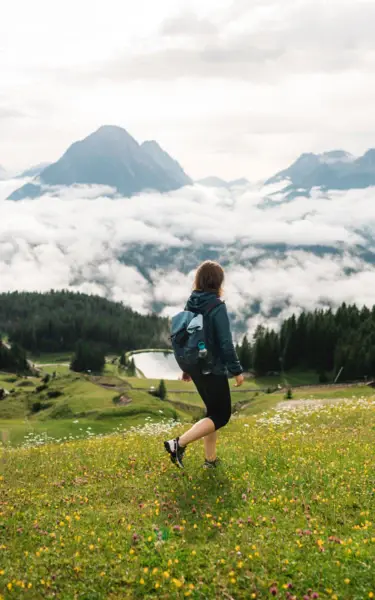 Ihr Urlaub wartet! Ein Wanderweg führt zu einem See inmitten einer natürlichen Landschaft in den Bergen..