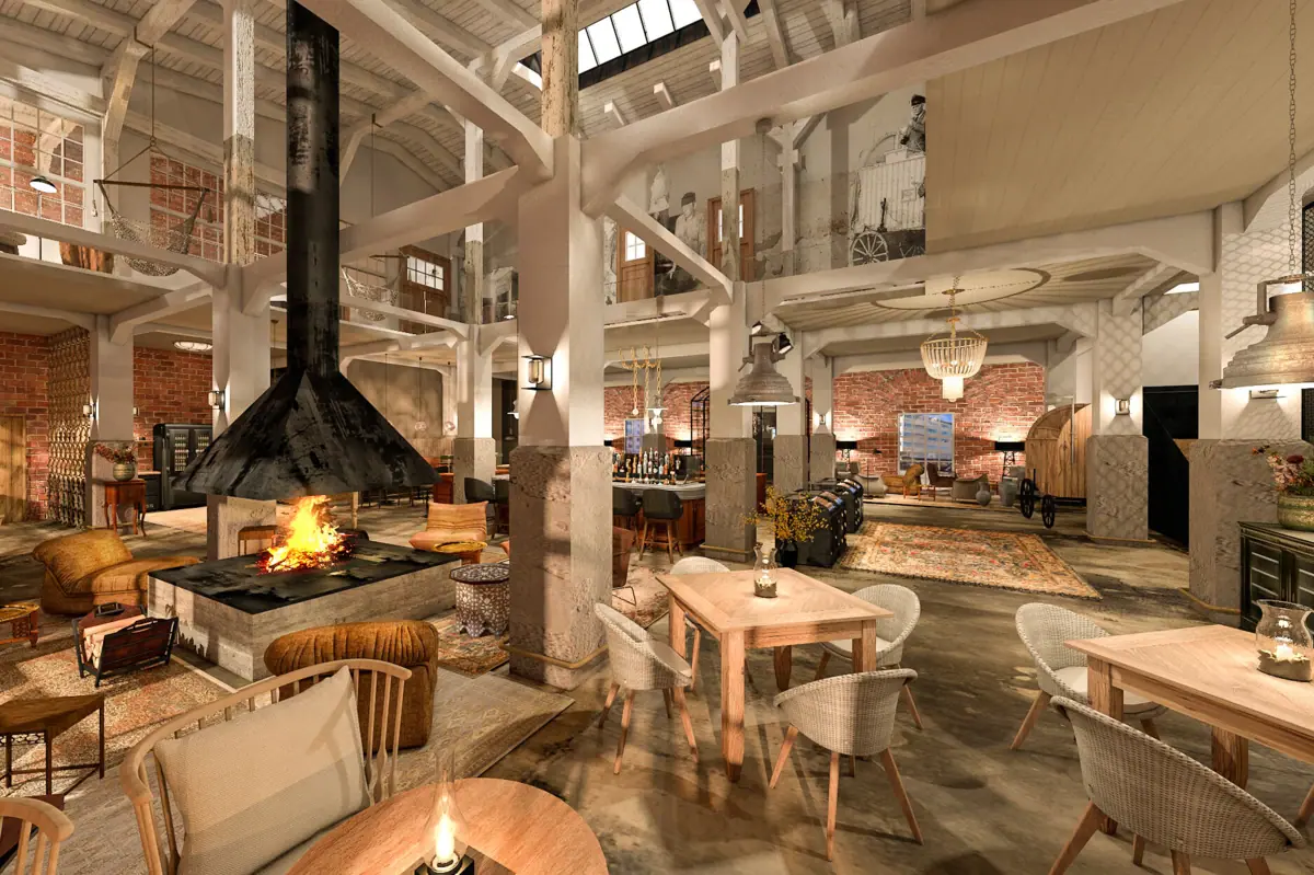 HENRI Cuxhaven Wohnzimmer Ein offener Raum mit hohen Decken, einigen Tischen, Stühlen, Sesseln und einem Kamin.