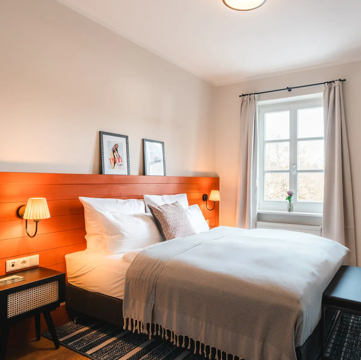 Bett Ein Bett mit einem Holz-Kopfteil und einer Lampe.