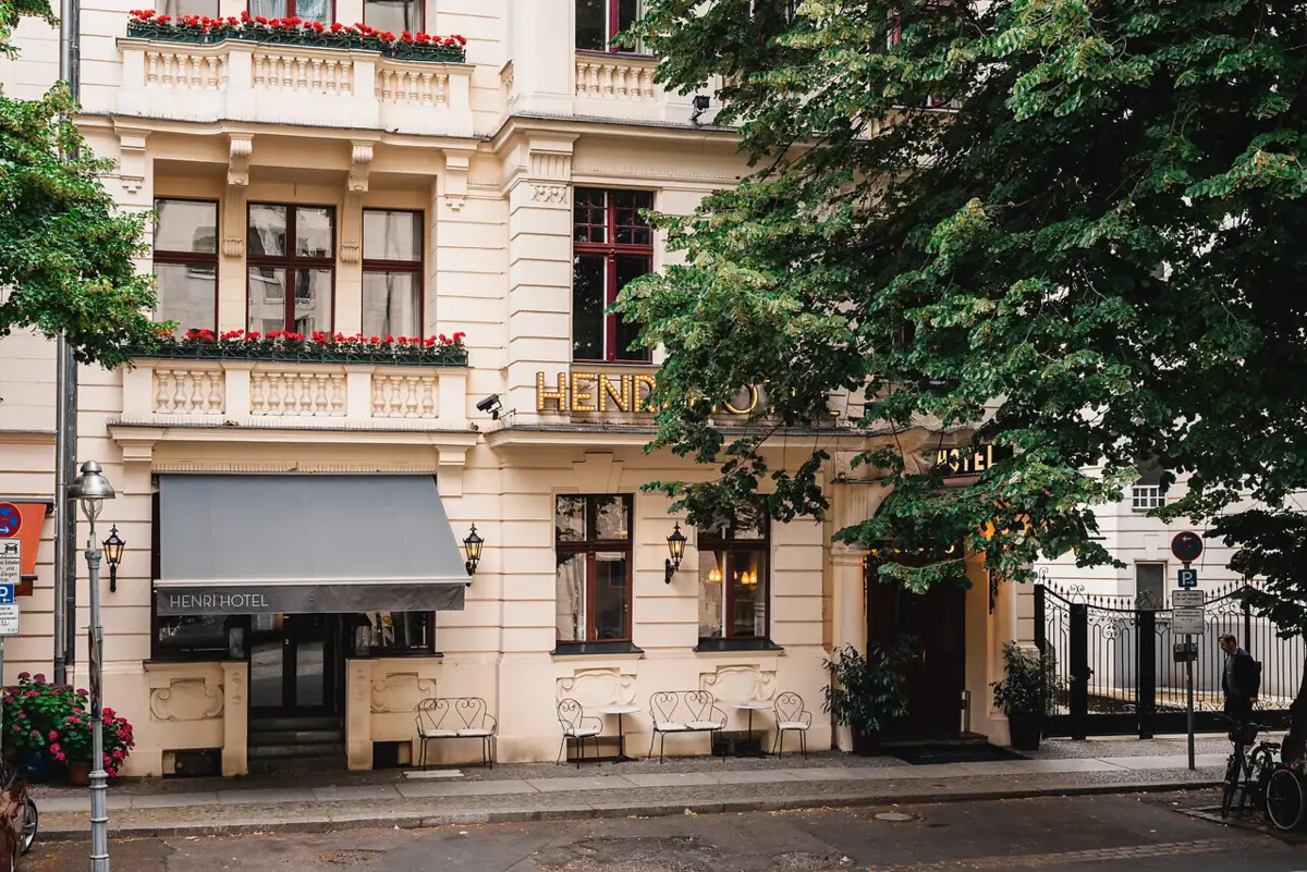 HENRI Berlin Haus Ein Gebäude mit Fenstern und umgebenden Bäumen.