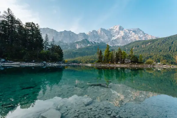 Eibsee mit Bergpanorama Der Eibsee mit Bäumen und Bergen im Hintergrund