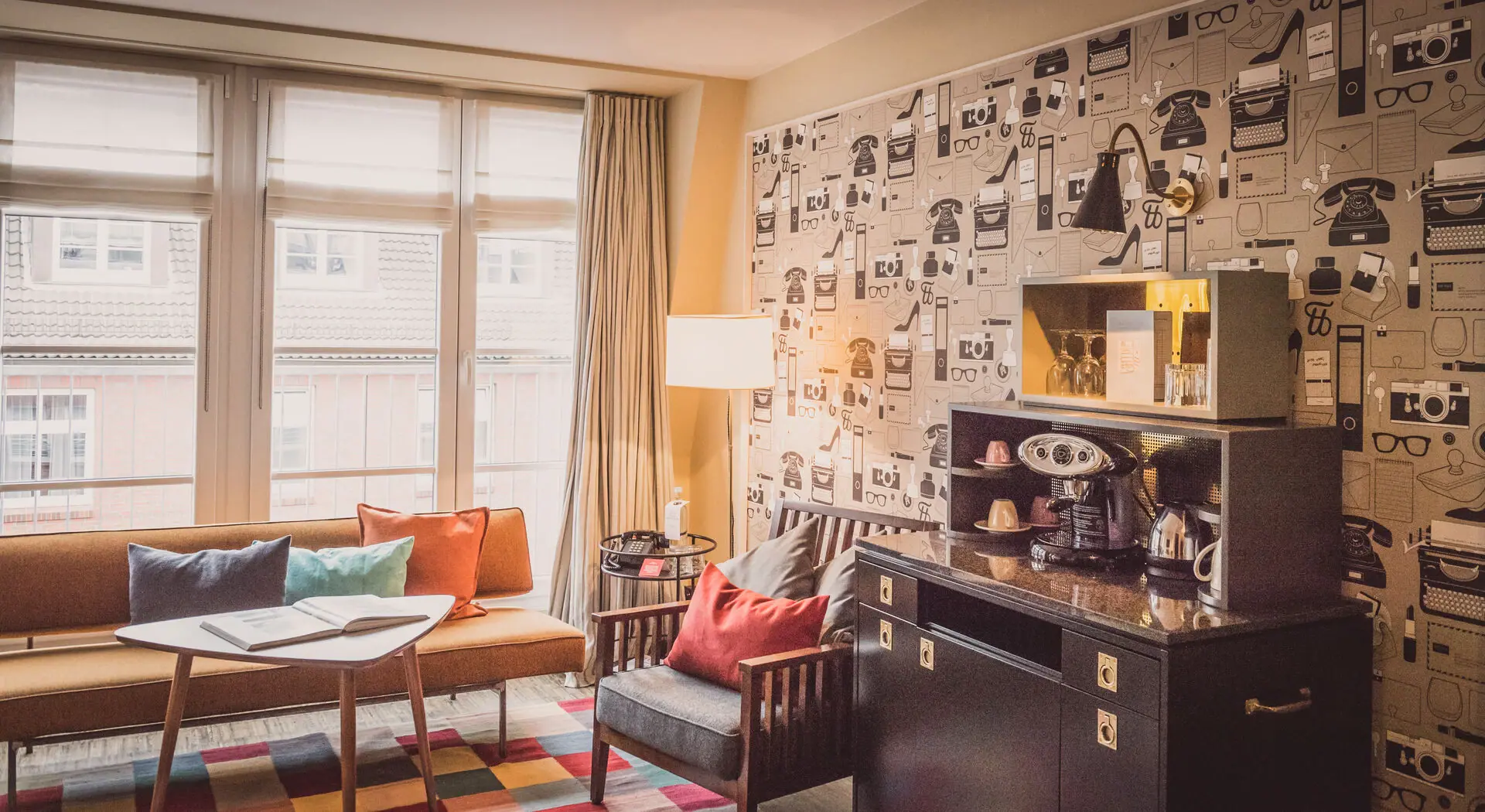 Wohnraum einer Suite im HENRI Hamburg Ein Zimmer mit einer Couch und einem Couchtisch.
