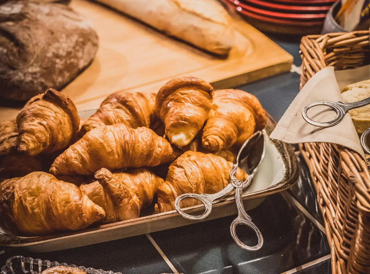 Ein Kaffee und ein Croissant – mehr brauche ich nicht.