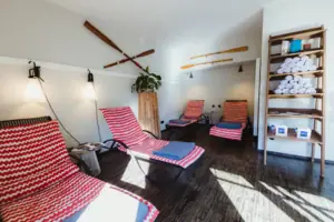 Liegen im Wellness-Bereich im HENRI Hamburg Ein Zimmer mit Stühlen und einem Regal.