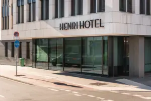 HENRI Düsseldorf Gebäude mit Glasfenstern