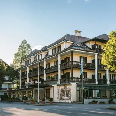 HENRI Hotel Garmisch-Partenkirchen Das HENRI Hotel in Garmisch-Partenkirchen von Außen mit vielen Balkonen.