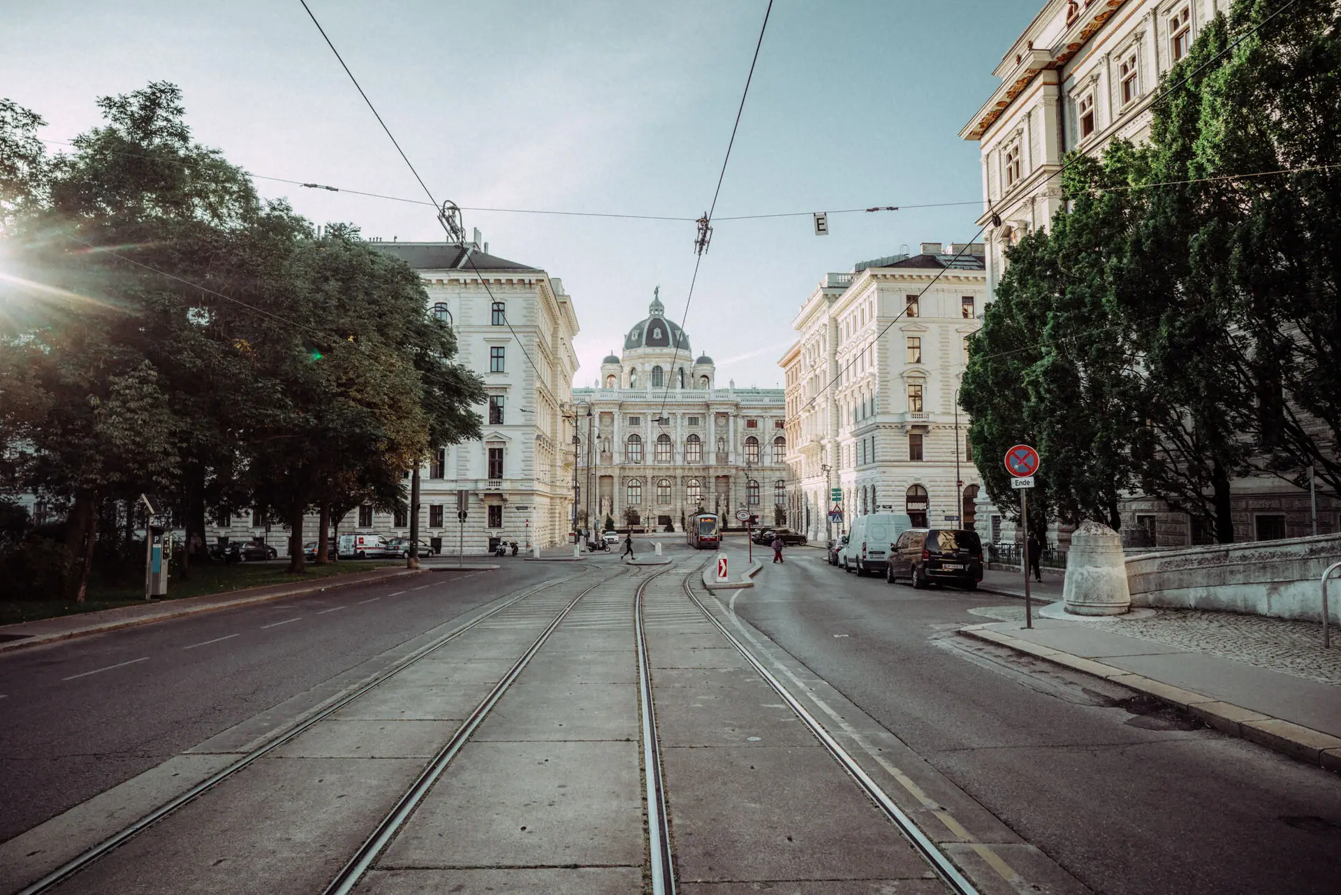 Straße in Wien Bahngleise in einer Stadtumgebung