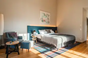 Bett Schlafzimmer mit einem Bett und einem Stuhl.