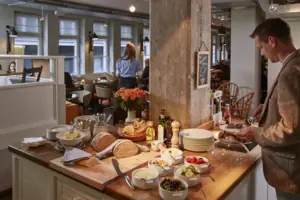 Abendbrotbuffet im HENRI Hamburg Buffet mit verschiedenen Speisen darauf.