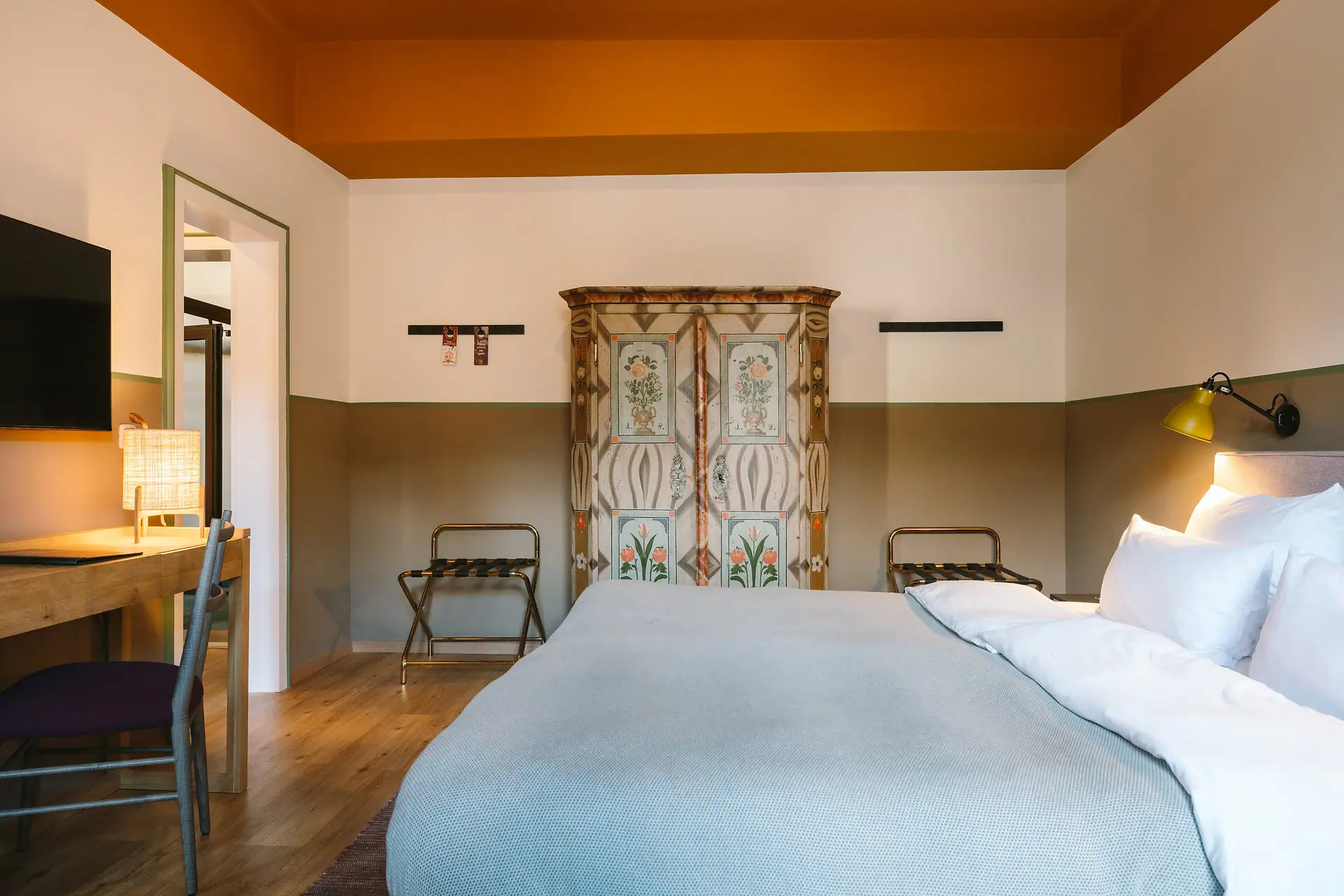 Hotelzimmer im HENRI Hotel Garmisch-Partenkirchen Ein Bett in einem Hotelzimmer im HENRI Hotel Garmisch-Partenkirchen mit stilvollem Interieur.