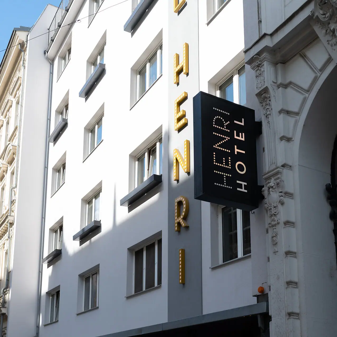 HENRI Hotel Wien Ein Schild an einem Gebäude.
