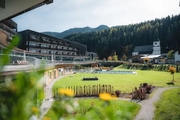 aja Bergresort Werfenweng Grüne Rasenfläche mit dem aja Bergresort Werfenweng im Hintergrund.