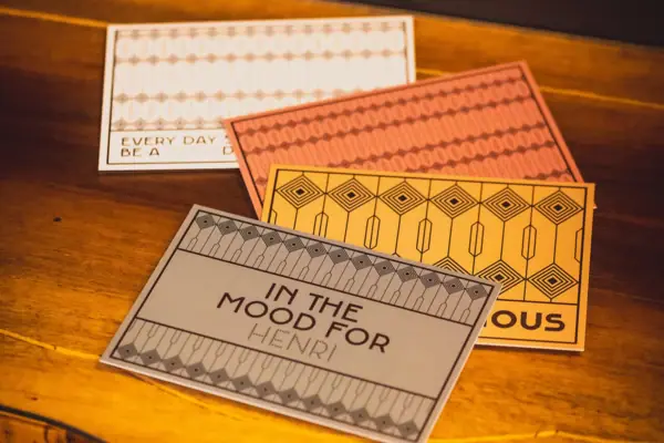 Postkarten Eine Gruppe von Karten auf einem Tisch.