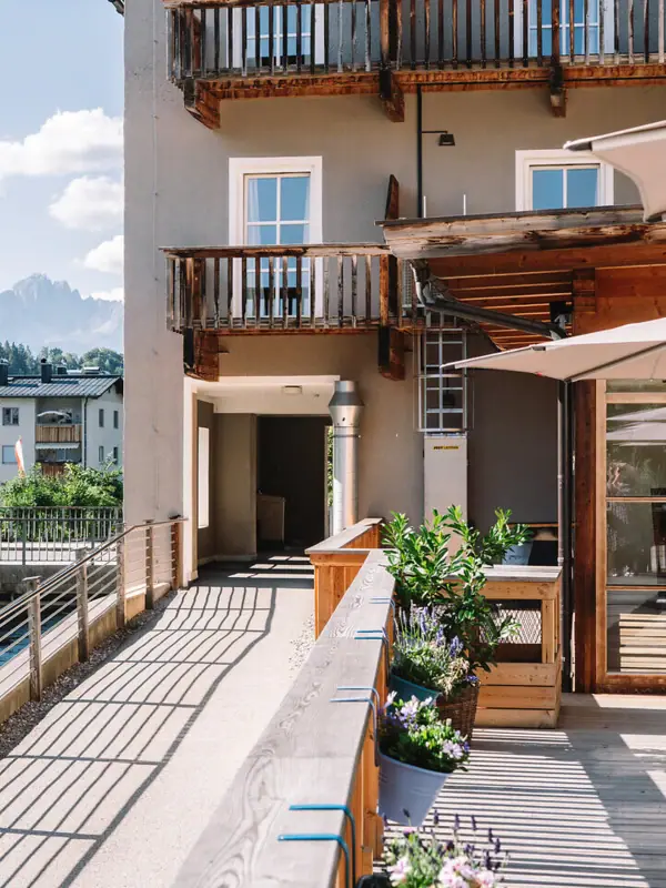 Terrasse Ein Gebäude mit einer Terrasse und Sonnenschirmen.