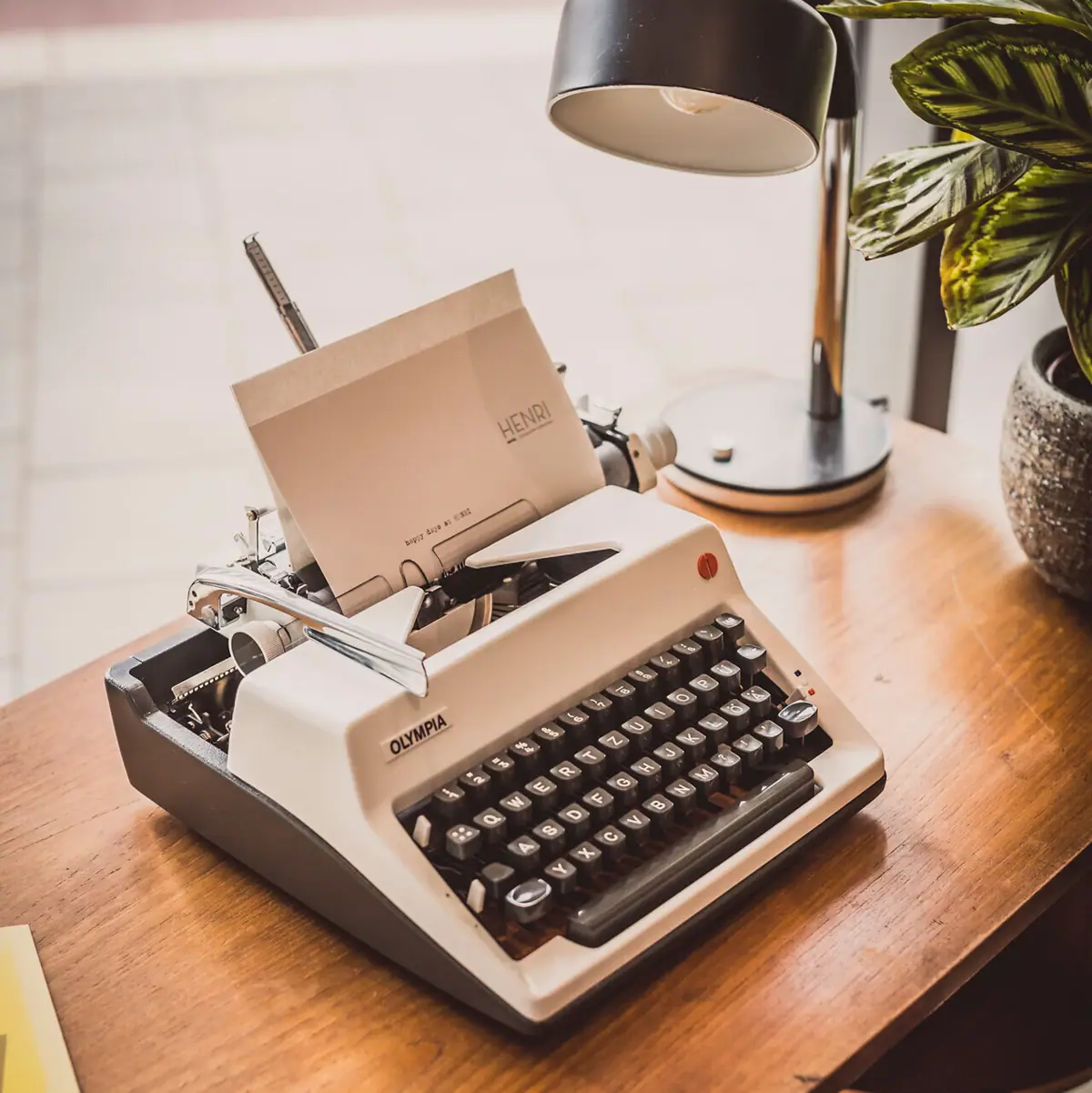 Schreibmaschine Schreibmaschine auf einem Schreibtisch