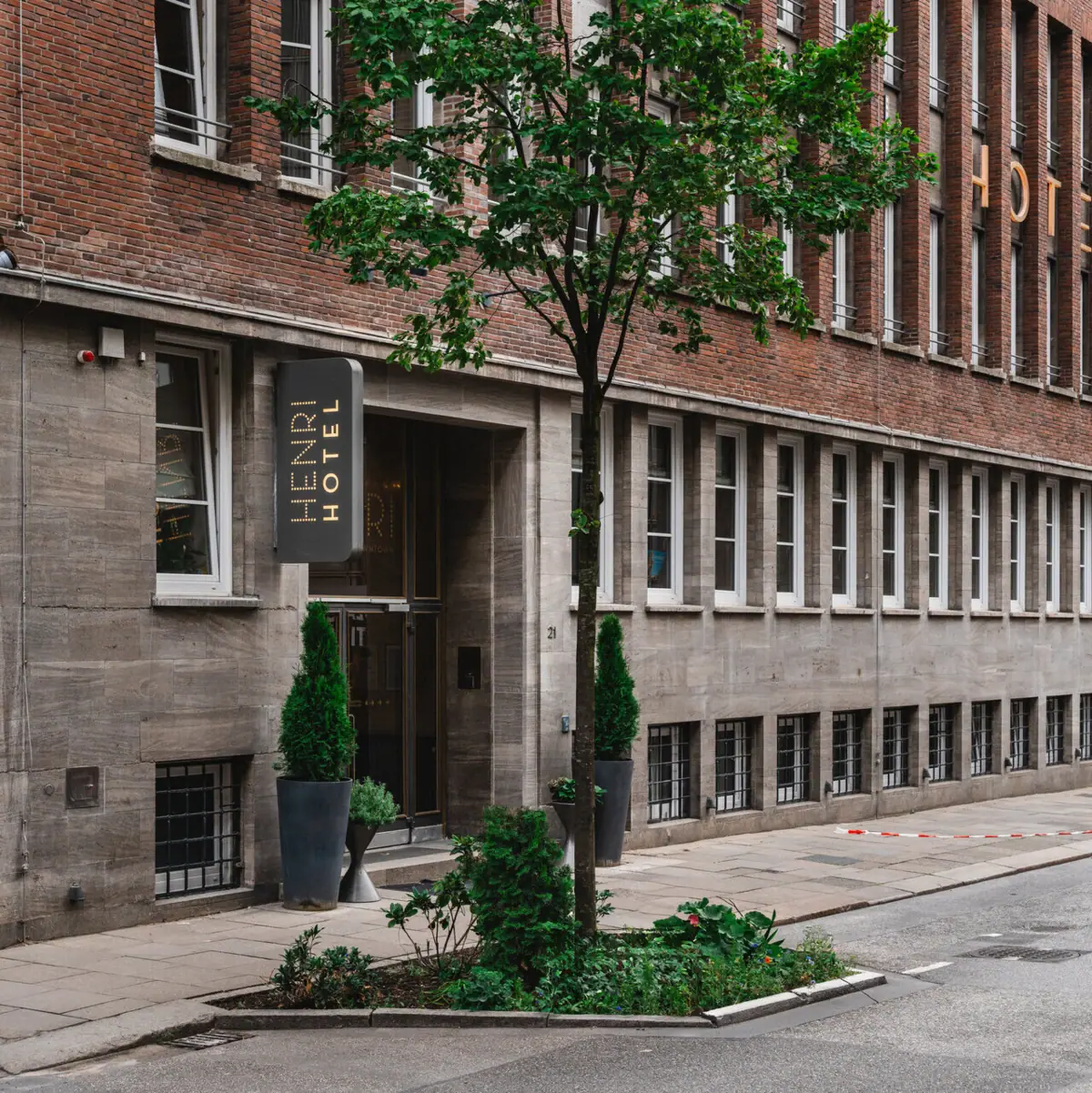 HENRI Hotel Hamburg Eingang Ein Baum neben dem Eingang zum HENRI Hotel Hamburg.