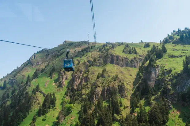 Seilbahn zum Kitzbühelerhorn Seilbahn vor einem grünen Berghang