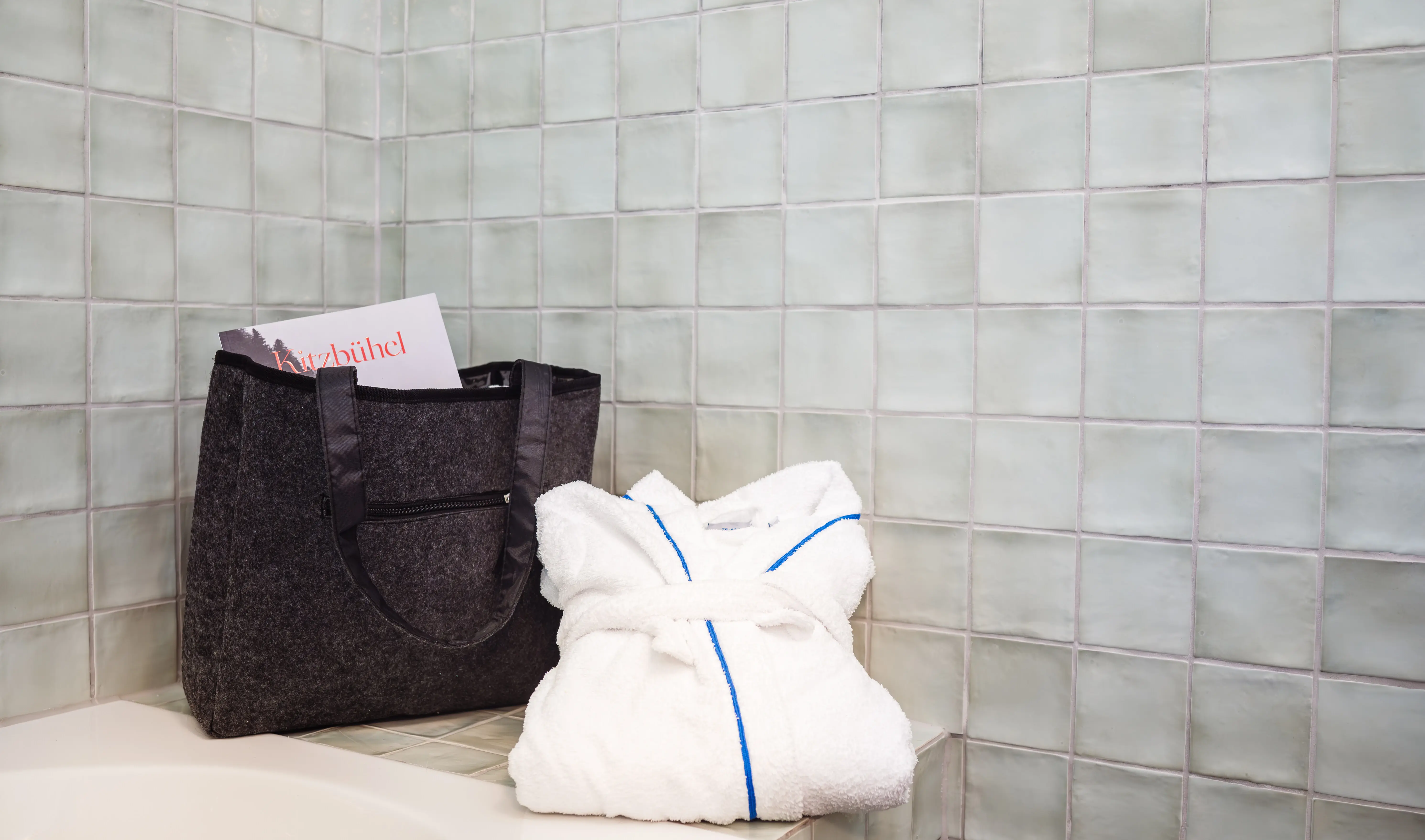 <p>Das rundet Ihr Zimmererlebnis ab:</p><ul><li>Eine Flasche Wasser bei Anreise</li><li>Flat-TV mit Streaming Funktion </li><li>Kuscheliger Leih-Bademantel, Badetasche und Badehandtücher. Der Umwelt zuliebe, bitten wir Sie Ihre eigenen Badeslipper mitzubringen.</li></ul>