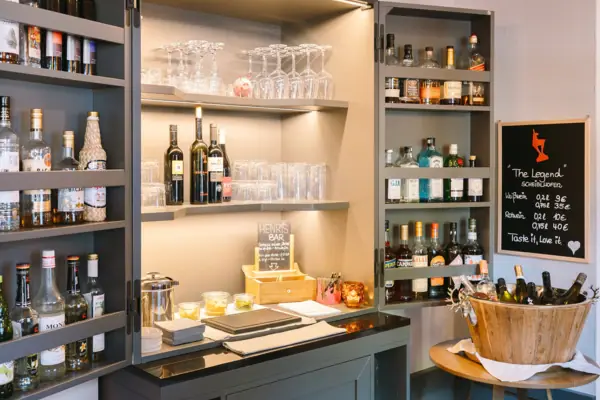 Bar Ein Likörschrank mit Flaschen und Gläsern.