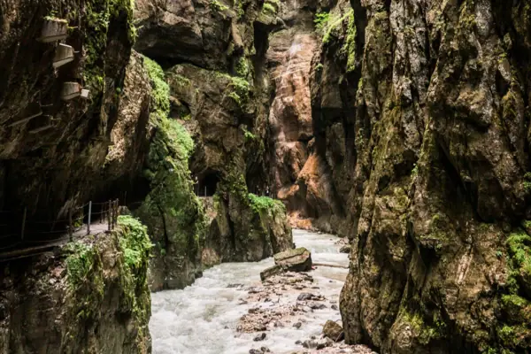 Partnachklamm Ein Fluss fließt zwischen den Felsen der Partnachklamm hindurch.