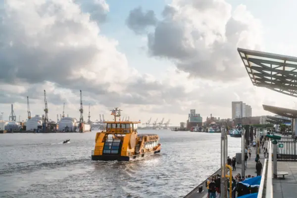Fähre Ein Boot auf dem Wasser unter bewölktem Himmel.